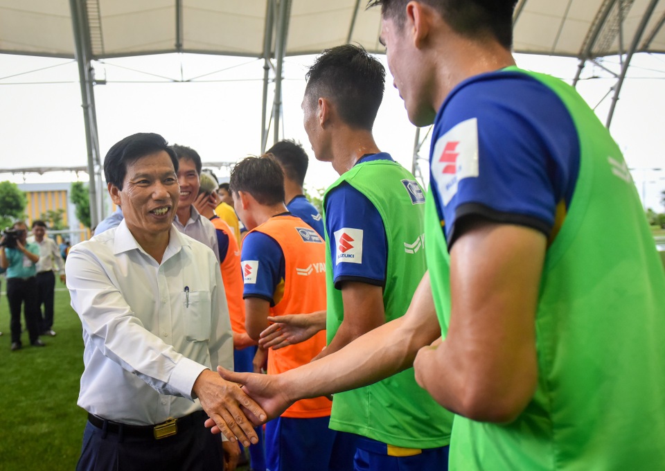 Bộ trưởng Nguyễn Ngọc Thiện: “Olympic Việt Nam hãy gác lại hào quang quá khứ” - 1
Bộ trưởng Nguyễn Ngọc Thiện thăm các cầu thủ đội tuyển Olympic Việt Nam, ảnh: Minh Phương