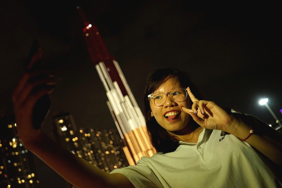 Bạn Vũ Tuyết Minh Anh, ngụ Tân Bình khá bất ngờ vì không biết có chương trình thấp sáng tòa. “Em đang chụp ảnh thì tự nhiên tòa nhà phát sáng, bất ngờ ghê!”, Minh Anh chia sẻ.