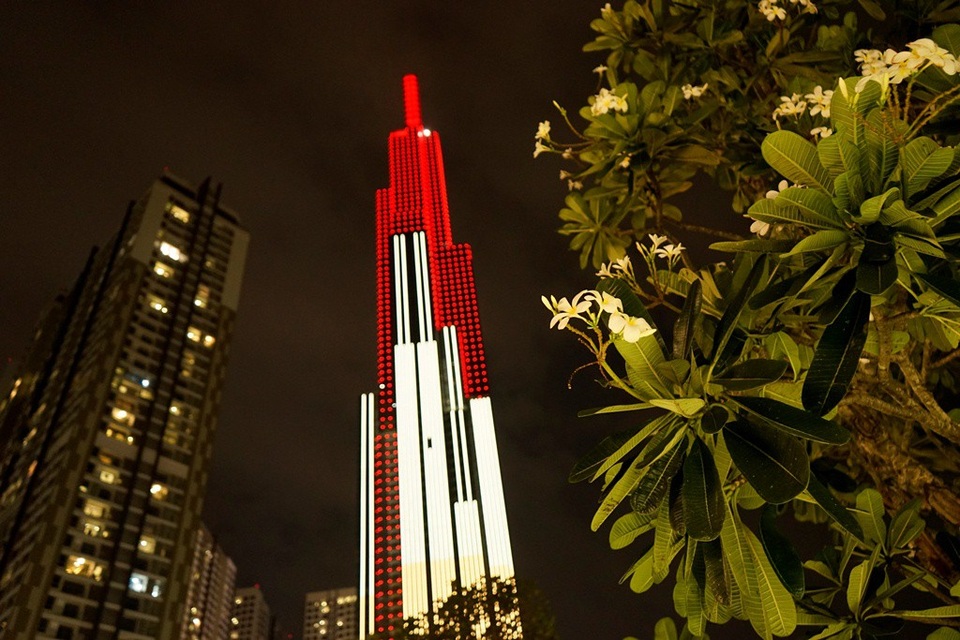 Từ phía công viên đối diện, du khách có thể phóng tầm mắt chiêm ngưỡng tòa nhà được bao phủ bởi ánh sáng