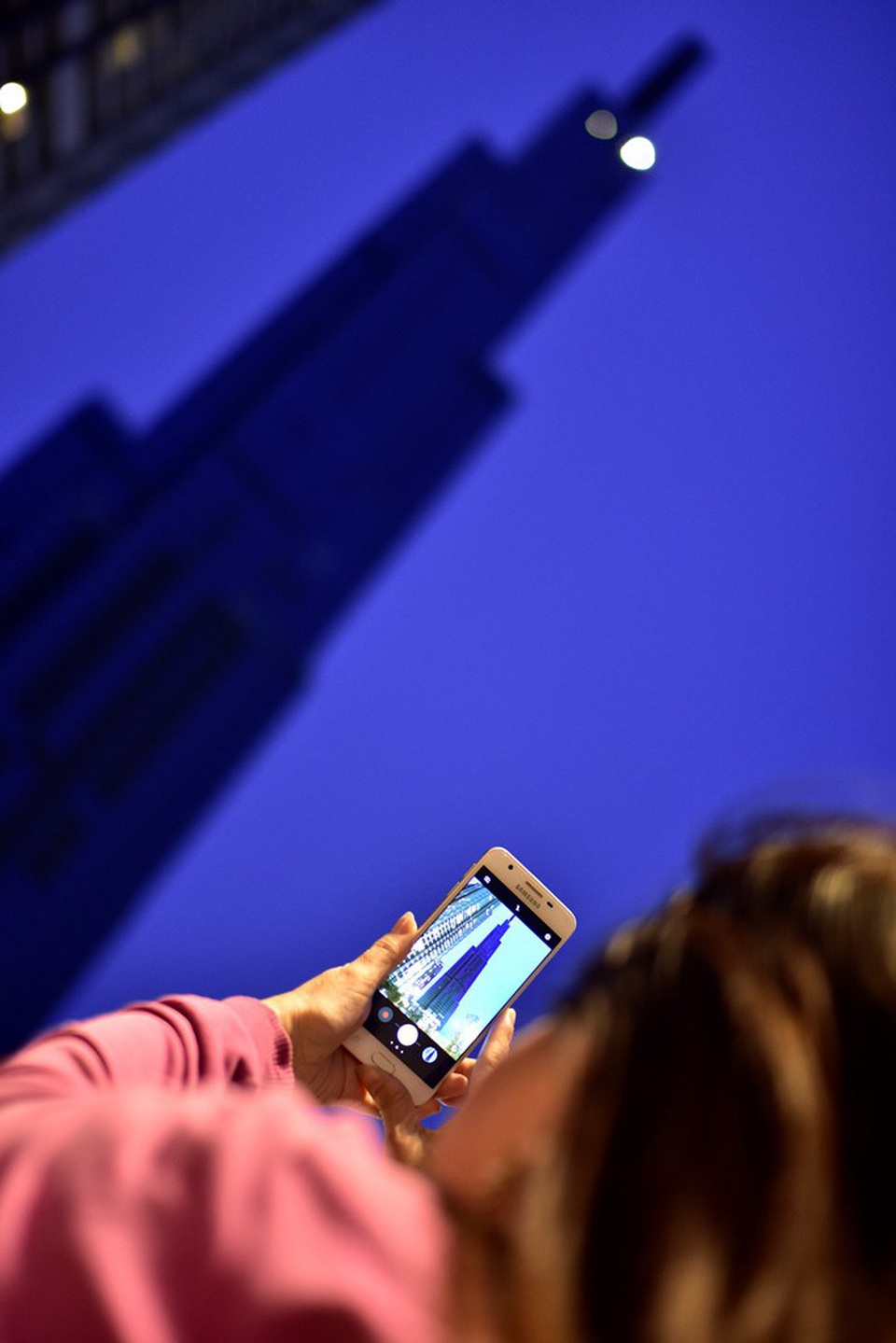 Nhiều người dân dừng lại chụp ảnh tòa nhà cao nhất Việt Nam