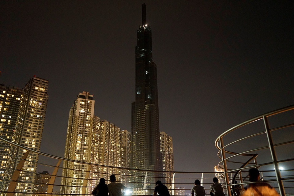 Nhiều khách tham quan qua khu tháp đối diện tòa nhà để “giữ chỗ” từ rất sớm