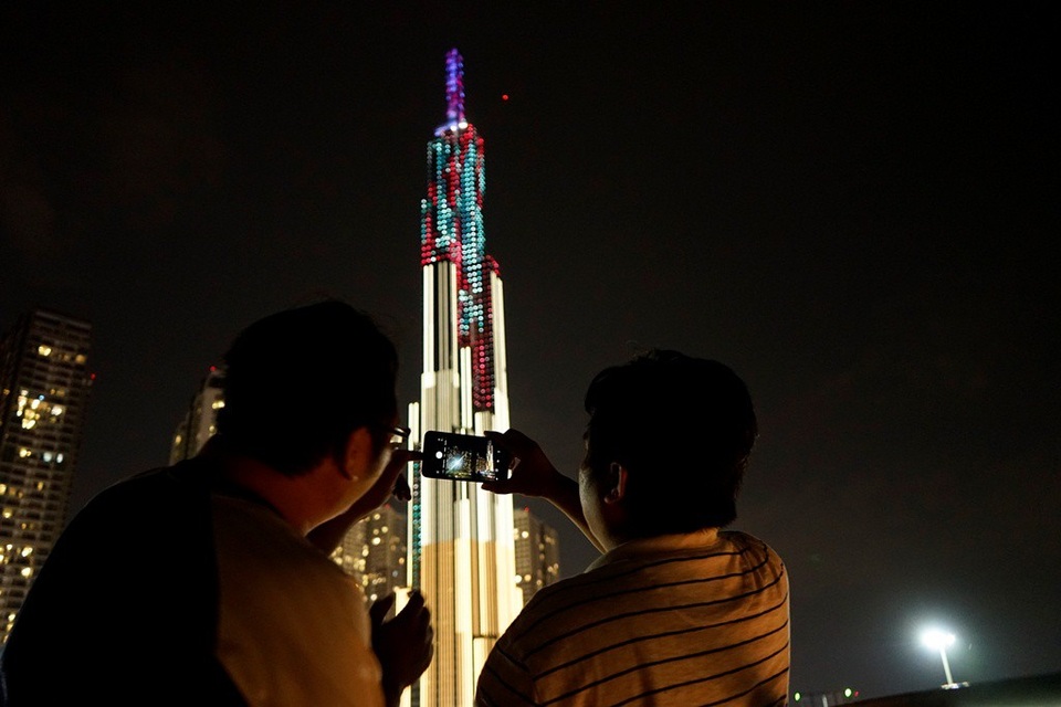 Khách tham quan trầm trồ trước sự lung linh, hoành tráng của tòa tháp