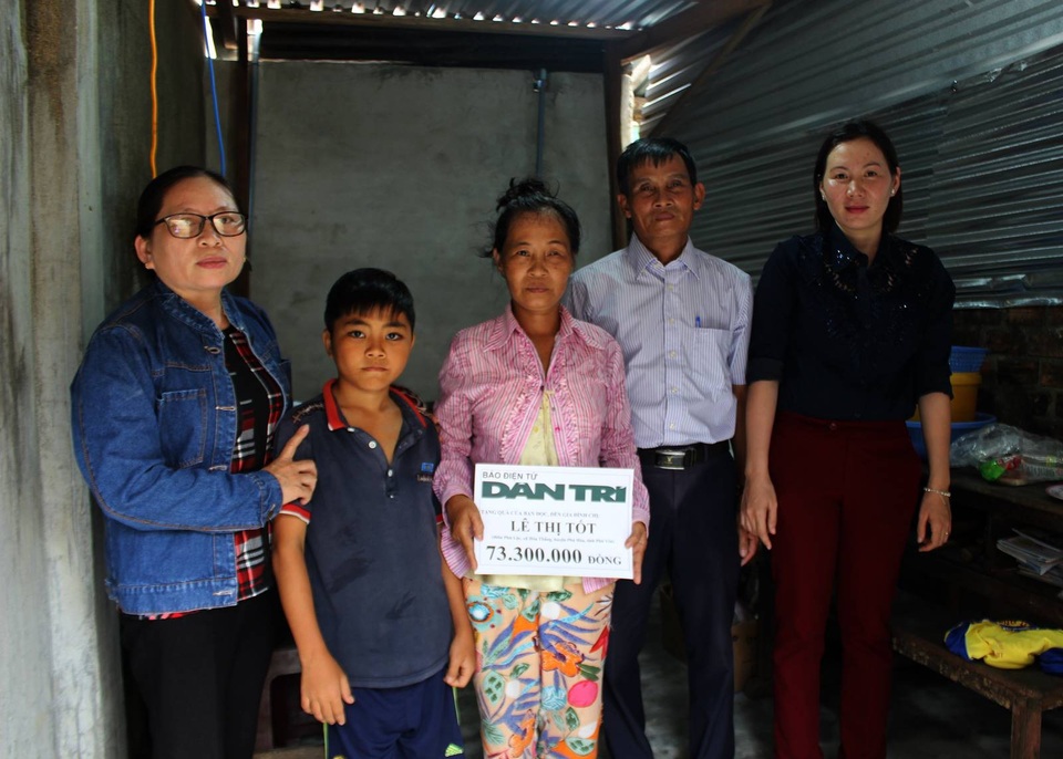 Bà Lê Thị Kim Chung cùng các hội đoàn thể của xã Hòa Thắng trao số tiền 73.300.000 đồng cho hai mẹ con chị Lê Thị Tốt