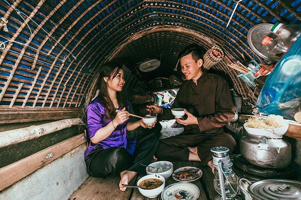 Ảnh cưới tái hiện cuộc sống dân vạn chài trên dòng Hương Giang - 12 Tình yêu “bọc đường” của cặp đôi này chắc hẳn là niềm mơ ước của nhiều người. Luôn chân thành, lắng nghe, tôn trọng và thấu hiểu là bí kíp mà Văn Dệ và Thanh Huyền giữ lửa tình yêu.