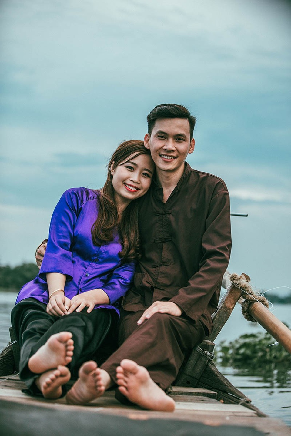 Ảnh cưới tái hiện cuộc sống dân vạn chài trên dòng Hương Giang - 11 Đỗ Văn Dệ không quên nhắn gửi đến người thương, rằng: “Tình yêu của chúng ta đã trải qua 4 năm, biết bao nhiêu sóng gió và thử thách nhưng em luôn là cô gái tuyệt vời đồng hành, động viên và ủng hộ anh. Cảm ơn cuộc đời đã ban tặng tình yêu, đã cho anh gặp em, anh hứa sẽ chăm sóc và yêu thương em thật nhiều”.