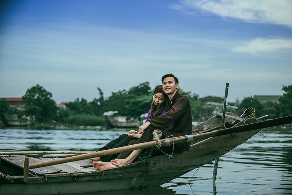 Ảnh cưới tái hiện cuộc sống dân vạn chài trên dòng Hương Giang - 10 Văn Dệ và Thanh Huyền đã dành trọn một ngày lênh đênh trên con thuyền nhỏ để có được những khoảnh khắc chân thật nhất. Nhiếp ảnh gia Nguyễn Văn Thông – người thực hiện bộ ảnh chia sẻ, vì chụp ở sông nước nên giữ cân bằng rất khó, nhưng cặp đôi đã thể hiện trọn vẹn cảm xúc.