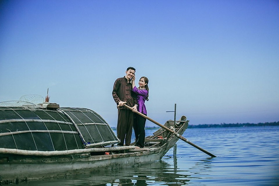 Ảnh cưới tái hiện cuộc sống dân vạn chài trên dòng Hương Giang - 9 Cô gái Vĩnh Phúc xinh đẹp đã mang lòng nặng sâu yêu chàng trai xứ Huế Đỗ Văn Dệ, họ cùng vượt qua những sóng gió để bên nhau và thực hiện lời hứa nắm chặt tay suốt cuộc đời. Cặp đôi sẽ về chung một nhà vào cuối năm nay.