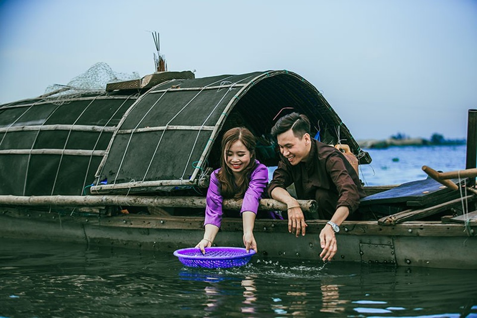Ảnh cưới tái hiện cuộc sống dân vạn chài trên dòng Hương Giang - 8 Dù có đi xa đến đâu, dù trưởng thành bao nhiêu thì Văn Dệ luôn nhớ về xóm vạn chài nhỏ đã gắn bó với tuổi thơ, nơi ba mẹ anh vất vả, nhọc nhằn mưu sinh để nuôi những đứa con lớn khôn. Hiện tại Văn Dệ và Thanh Huyền đang sinh sống, làm việc tại Hà Nội.
