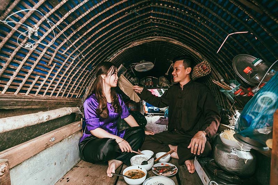 Ảnh cưới tái hiện cuộc sống dân vạn chài trên dòng Hương Giang - 6 Để viết tiếp câu chuyện tình yêu ngọt ngào, đánh dấu một chặng đường mới, Văn Dệ và Thanh Huyền quyết định thực hiện bộ ảnh cưới lãng mạn nhưng cũng chân chất, bình yên nơi xứ Huế. Anh lớn lên gắn với hình ảnh con thuyền, với dòng nước mênh mông, với những thiếu thốn của đời vạn chài, nên hơn ai hết anh mong mỏi được tái hiện lại cuộc sống đó.
