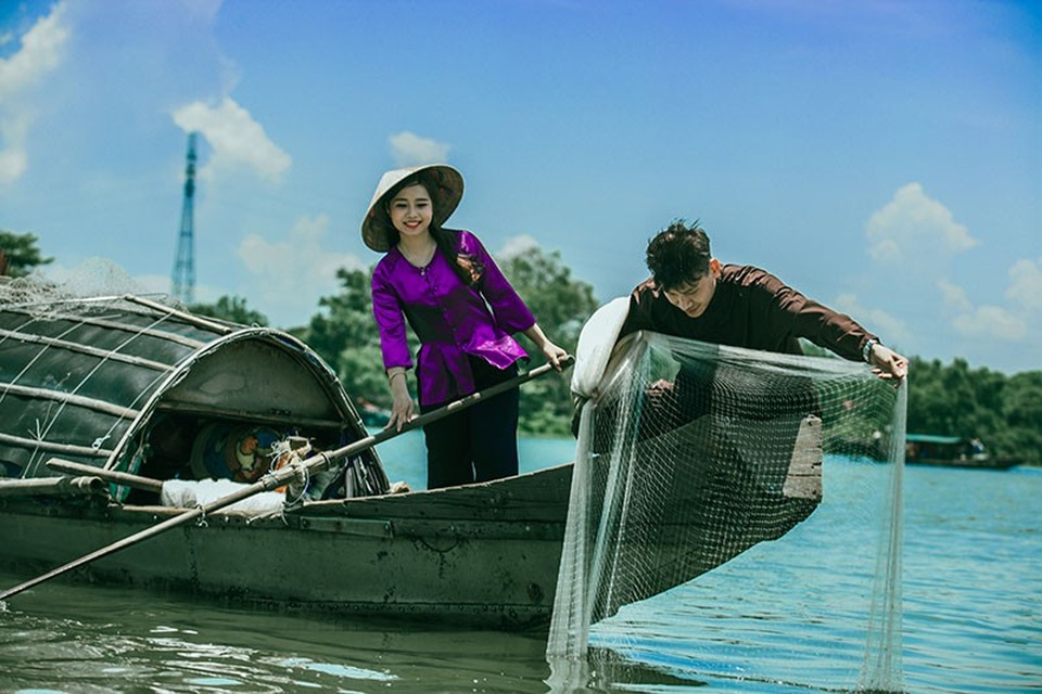 Ảnh cưới tái hiện cuộc sống dân vạn chài trên dòng Hương Giang - 7 Bộ ảnh có những khoảnh khắc đánh lưới, khua mái chèo, bữa cơm giản dị và những nụ cười hòa quyện hạnh phúc của đôi bạn trẻ.