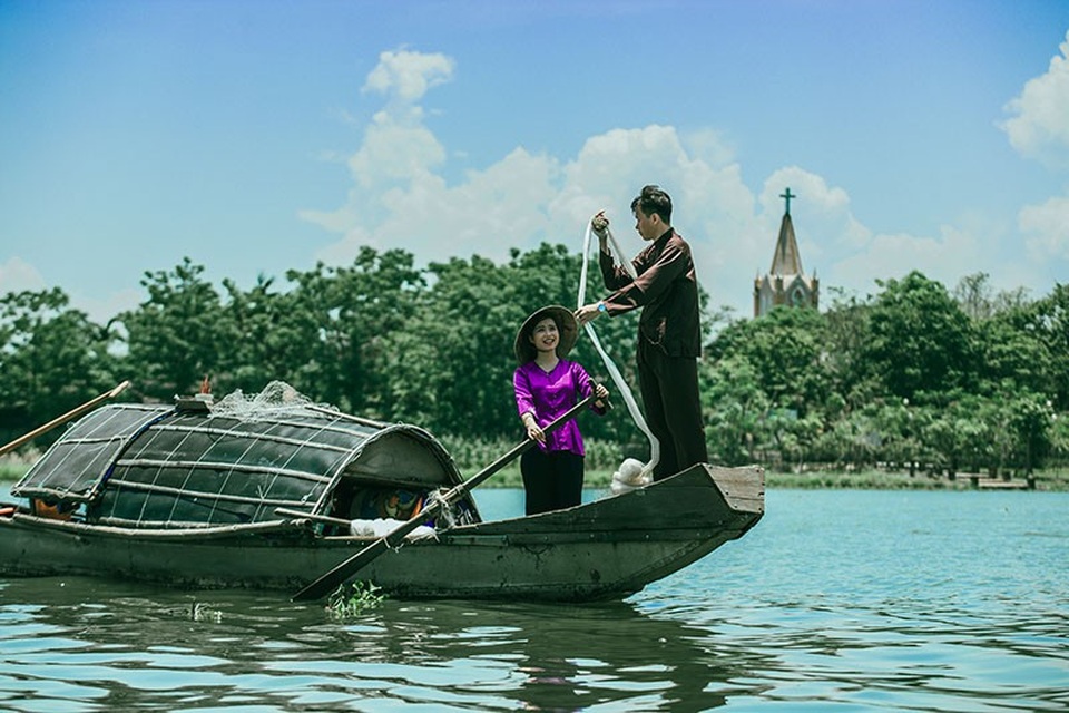 Ảnh cưới tái hiện cuộc sống dân vạn chài trên dòng Hương Giang - 5 Cặp đôi này đã cùng nhau khám phá rất nhiều địa điểm trên đất nước hình chữ S để ghi dấu ấn tình yêu. Kỷ niệm mà Văn Dệ và Thanh Huyền nhớ nhất chính là thời gian chinh phục đỉnh Fansipan, cả hai đã vượt qua giới hạn của bản thân để chạm đến đỉnh cao.