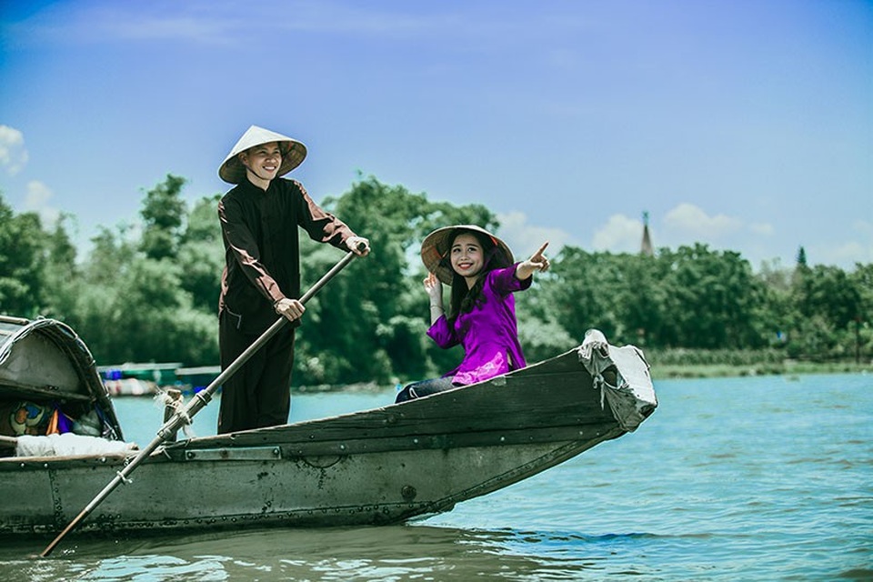 Ảnh cưới tái hiện cuộc sống dân vạn chài trên dòng Hương Giang - 4 Sau hành trình tình nguyện ấy, Văn Dệ cũng “cưa đổ” và chính thức trở thành một nửa của Thanh Huyền. Kể từ đó họ có thêm động lực nắm tay nhau đi đến những vùng khó khăn để thực hiện việc làm thiện nguyện. Đến nay cặp đôi đã bên nhau, vượt qua thăng trầm của cuộc sống được 4 năm.