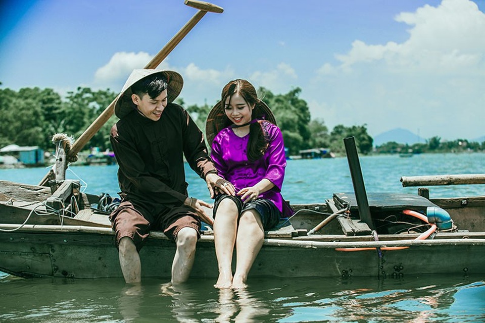 Ảnh cưới tái hiện cuộc sống dân vạn chài trên dòng Hương Giang - 3 Chuyện tình của họ bắt đầu ươm mầm từ một chiến dịch tình nguyện cách đây hơn 4 năm về trước. Khi đó, trong lần đầu tiên gặp gỡ, chàng trai Văn Dệ đã cảm thấy “lạc nhịp tim” trước người bạn đồng hành vô cùng xinh xắn và thân thiện là Thanh Huyền. Một tháng sau đó, anh mới chắc chắn được tình cảm “sét đánh” phút giây đầu tiên là những rung động chân thành.