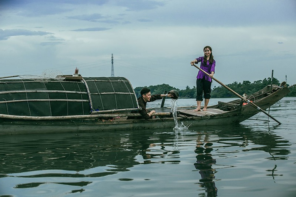 Ảnh cưới tái hiện cuộc sống dân vạn chài trên dòng Hương Giang - 1
“Mong mỏi được lưu giữ lại những ký ức tuyệt vời về năm tháng ba mẹ đã sống, những năm tháng tuổi thơ tôi đi qua, cũng như một lời tri ân sâu sắc với đấng sinh thành, để trân trọng hơn những gì thuộc về quá khứ, chính nhờ những điều giản đơn ấy đã tạo nên tôi của ngày hôm nay. Và tôi bây giờ, trải qua bao thăng trầm của cuộc sống đã tìm được một người con gái tôi thực sự yêu thương”. Đó là những dòng tâm sự đầy tình cảm của chàng trai xứ Huế Đỗ Văn Dệ khi được hỏi về ý tưởng ảnh cưới bên Sông Hương.
