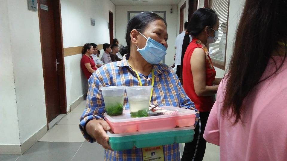 Ấm lòng bữa cơm từ thiện của những người phụ nữ "có tấm lòng vàng" - 4