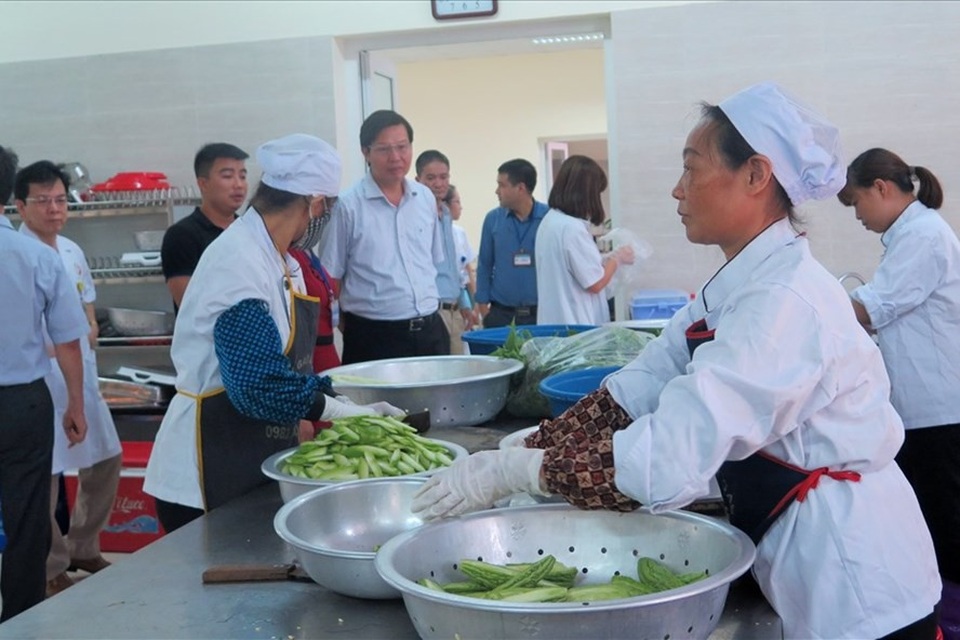Bất ngờ kiểm tra, phát hiện bếp ăn tập thể bệnh viện ở Hà Nội vi phạm đủ thứ - 1
Bếp ăn của BV (Ảnh T.N)