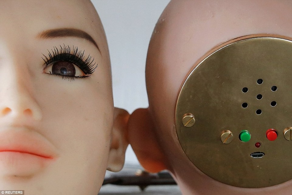 Búp bê tình dục Trung Quốc có thể trò chuyện với con người nhờ trí tuệ nhân tạo - 1 Theo Reuters, WMDOLL, một trong những công ty sản xuất búp bê tình dục lớn nhất Trung Quốc, đã chế tạo và đưa ra thị trường những búp bê được ứng dụng công nghệ trí tuệ nhân tạo tiên tiến.