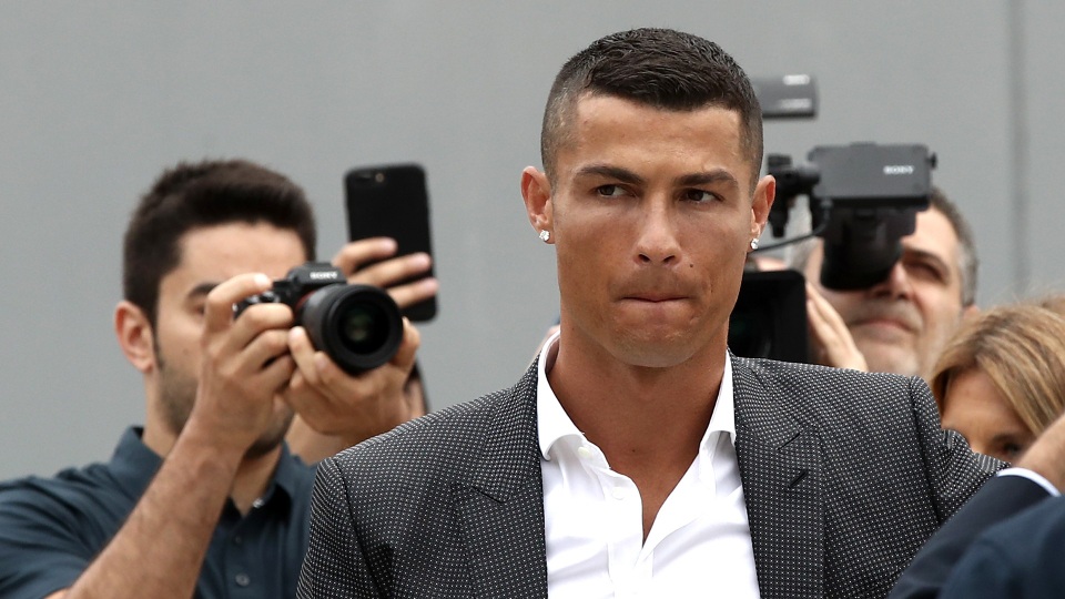 C.Ronaldo bị phạt 19 triệu euro và hai năm tù treo - 1
Ronaldo chịu mất khoản tiền lớn để khỏi phải vào tù