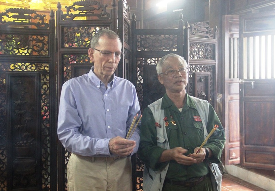 Hai cựu binh sống cách xa nửa vòng trái đất gặp nhau bên dòng Thạch Hãn - 2 Hai cựu binh đâng hương tưởng niệm các Anh hùng, liệt sĩ