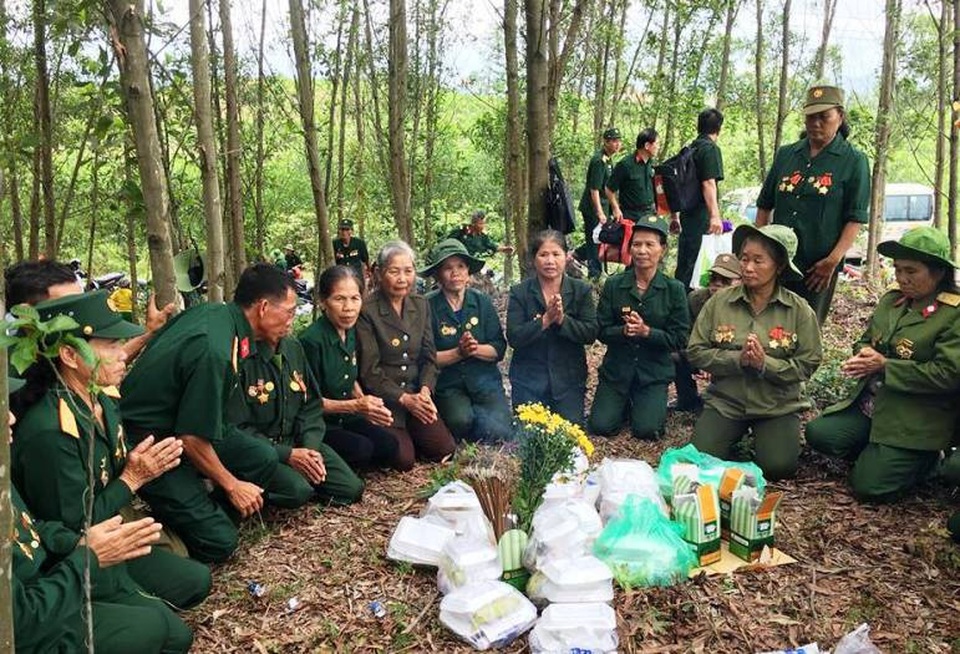 “Đưa quê hương vào cho đồng đội” - 8 Các cựu binh mang cơm lên rừng mời linh hồn đồng đội
