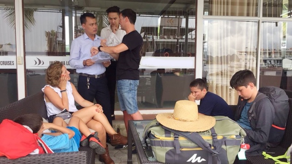 Đặt phải tour “ma”, 5 du khách nước ngoài may mắn được một doanh nghiệp khác giúp đỡ - 1 5 du khách nước ngoài may mắn được doanh nghiệp giúp đỡ khi đang bị bỏ rơi (ảnh QTV)