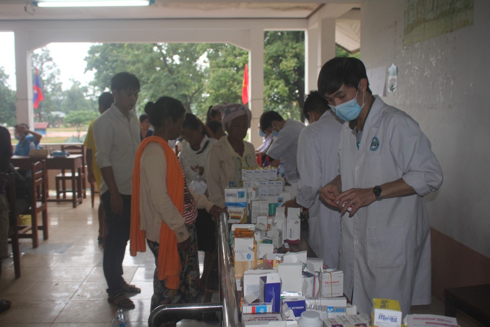 Cuộc sống trong các khu tập kết sau vụ vỡ đập thủy điện - 1 Người dân được cấp phát thuốc men