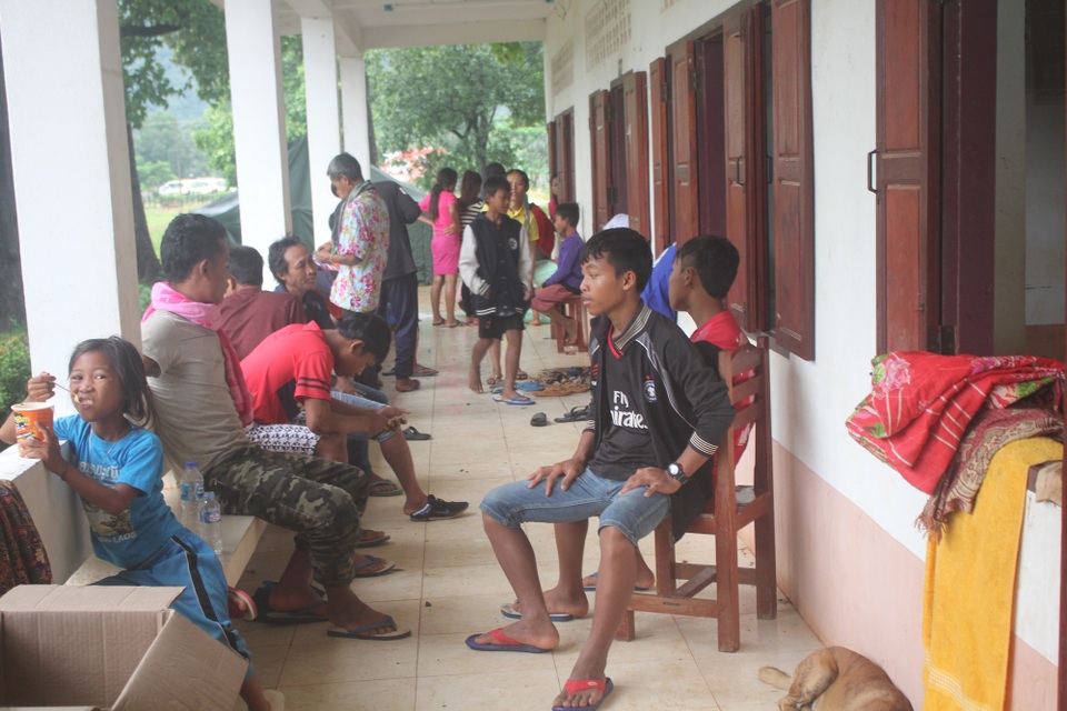 Cuộc sống trong các khu tập kết sau vụ vỡ đập thủy điện - 5 Khu vực hành lang cũng đông kín người