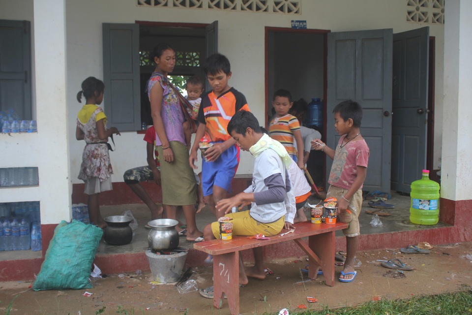 Cuộc sống trong các khu tập kết sau vụ vỡ đập thủy điện - 7 Người dân tranh thủ nấu nướng từ số lương thực được hỗ trợ