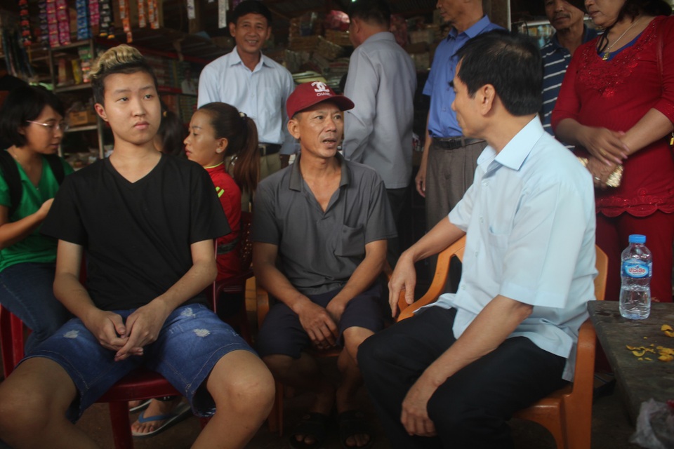 Kịp thời hỗ trợ người Việt gặp nạn trong vụ vỡ đập thủy điện ở Lào - 1
Ông Đào Văn Hiếu (phải) - Tổng Lãnh sự quán nước CHXHCN Việt Nam tại Lào đã đến thăm người Việt Nam ở vùng rốn lũ