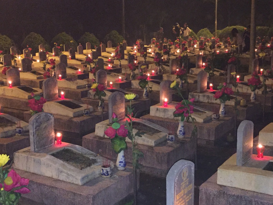 Trung ương Đoàn long trọng tổ chức lễ thắp nến tri ân các anh hùng, liệt sỹ - 3 Hơn 2.000 phần mộ liệt sỹ sáng rực trong đêm bởi hoa, nến
