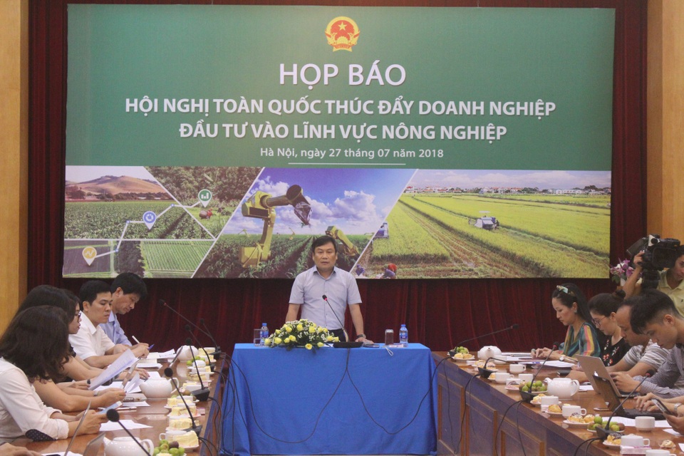 “Không còn rào cản về điều kiện kinh doanh nông nghiệp” - 1 Ông Vũ Đại Thắng, Thứ trưởng Bộ Kế hoạch và Đầu tư thông tin về Hội nghị đến báo chí vào chiều nay (27/7). (Ảnh: Hồng Vân)
