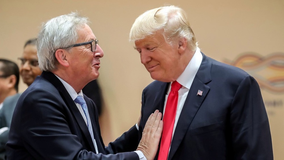 
Chủ tịch Ủy ban châu Âu Jean-Claude Juncker (trái) và Tổng thống Mỹ Donald Trump (phải) - Ảnh: Reuters
