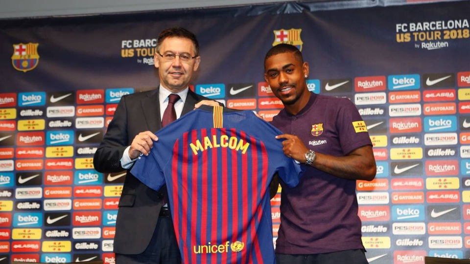 Chủ tịch AS Roma đòi Barcelona dùng Messi để xin lỗi - 1
Malcom Filipe Silva de Oliveira (26-2-1997) cầm áo đấu của Barça trong buổi họp báo
