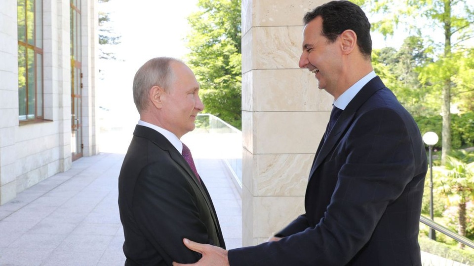 Tổng thống Assad muốn quân đội Nga hiện diện lâu dài tại Syria - 1 Tổng thống Nga Vladimir Putin đón người đồng cấp Syria Assad tại Sochi, Nga (Ảnh: Sky News)