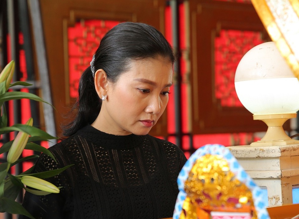 Nghệ sĩ Mỹ Uyên đau lòng đến viếng nghệ sĩ Thanh Hoàng. Nghệ sĩ Mỹ Uyên hiện đang là giám đốc sân khấu kịch 5B, cái nôi của kịch nói phía Nam cũng là nơi nghệ sĩ Thanh Hoàng gắn bó trong hơn 20 năm qua.