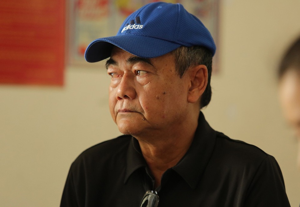 Nghệ sĩ Việt Anh - mảnh ghép còn lại của Dạ cổ hoài lang cùng với nghệ sĩ Thành Lộc cũng nghẹn ngào xúc động, không nói nên lời khi đến viếng nghệ sĩ Thanh Hoàng.