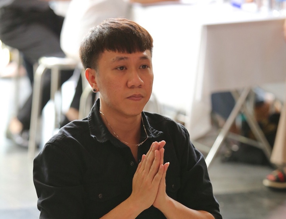 
Diễn viên hài Anh Đức thành kính đến viếng đàn anh trong nghề.
