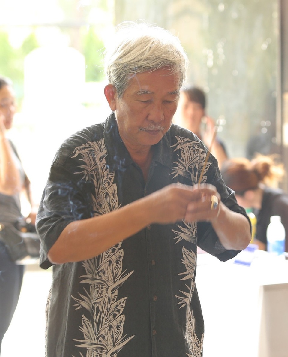 Nghệ sĩ Tấn Thi thắp nhang tiễn biệt người bạn đã gắn bó với ông trong nhiều năm hoạt động nghệ thuật
