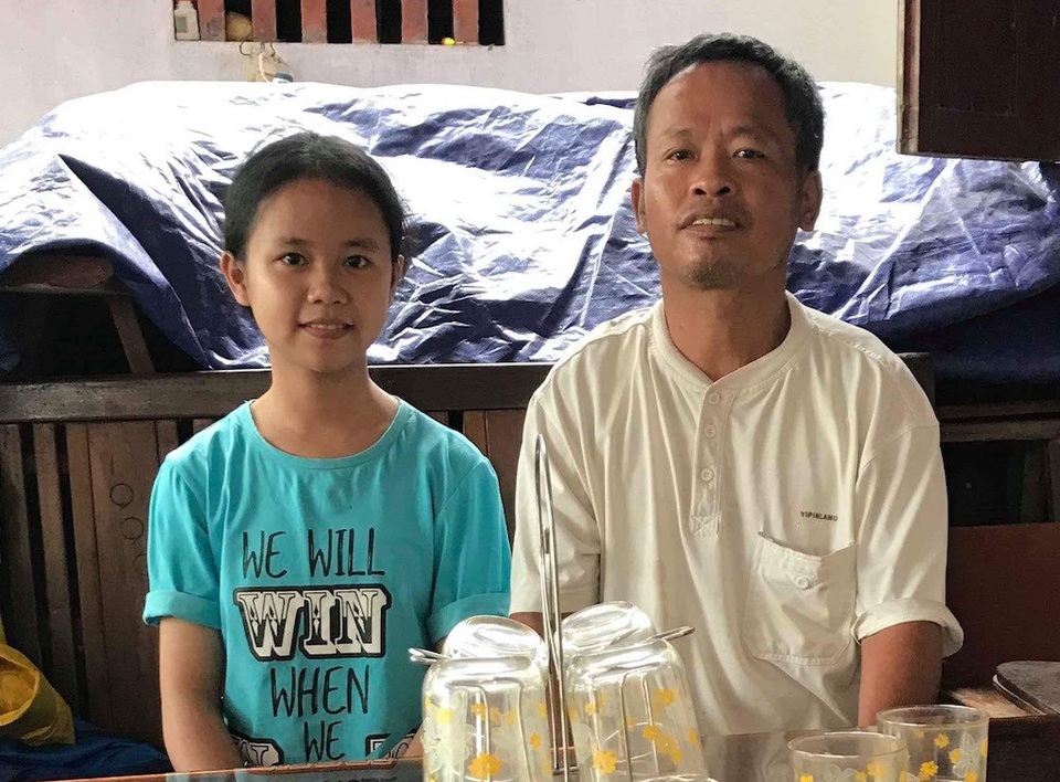 Nỗi lòng gia đình nông dân nghèo nhưng có 4 đứa con học "siêu giỏi" - 3 Anh Ba tâm sự: Không cho con về thành phố học nghĩa là cắt đi cơ hội phát triển ở môi trường học tập tốt nhất của con bé ....