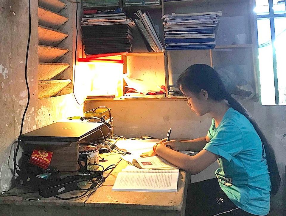Nỗi lòng gia đình nông dân nghèo nhưng có 4 đứa con học "siêu giỏi" - 2 Phạm Thị Bảo An thủ khoa chuyên Hóa của Trường THPT chuyên Phan Bội Châu với số điểm gần như tuyệt đối 19,75 điểm.