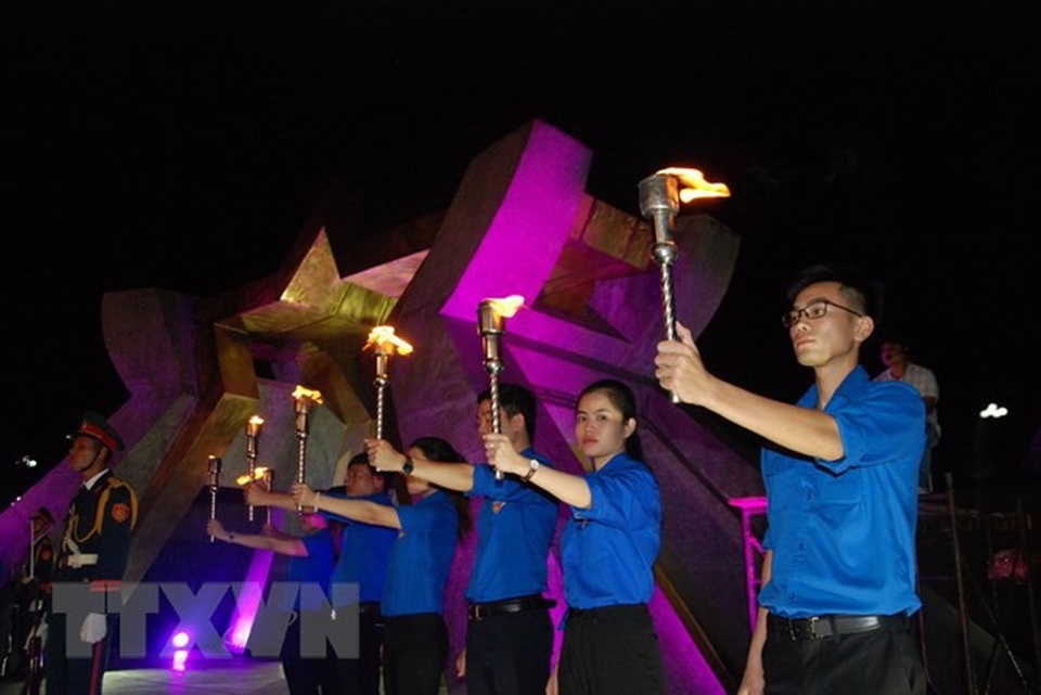 Linh thiêng chương trình "Vang mãi bản hùng ca Đường 9" - 1
Các đoàn viên, thanh niên thực hiện nghi lễ rước đuốc ở Nghĩa trang Liệt sỹ Quốc gia Đường 9. (Ảnh: Thanh Thủy/TTXVN)