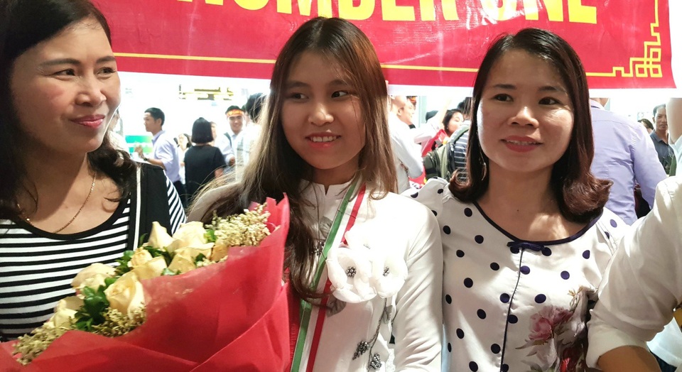 Hoa khôi đất Cảng giành Huy chương vàng Olympic Sinh học quốc tế: “Không có gì để tiếc nuối” - 1
Minh Anh trong vòng tay chào đón của gia đình khi xuống sân bay từ cuộc thi trở về