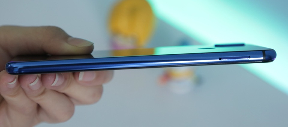 Theo công bố, Nova 3i sẽ bán ra thị trường vào ngày 4/8 tới đây với 2 màu sắc chính là tím Iris và đen với mức giá 6.99 triệu đồng.