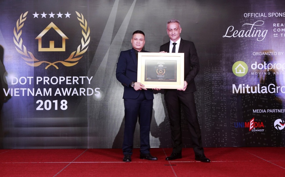 Tập đoàn Sunshine Group thắng loạt giải lớn tại Dot Property Vietnam Awards 2018 - 2 Ông Lê Nhỏ - Phó Tổng giám đốc Tập đoàn Sunshine Group nhận giải thưởng “Nhà ở hạng sang tốt nhất Việt Nam 2018- Best Luxury Landed Development” cho dự án Sunshine City.