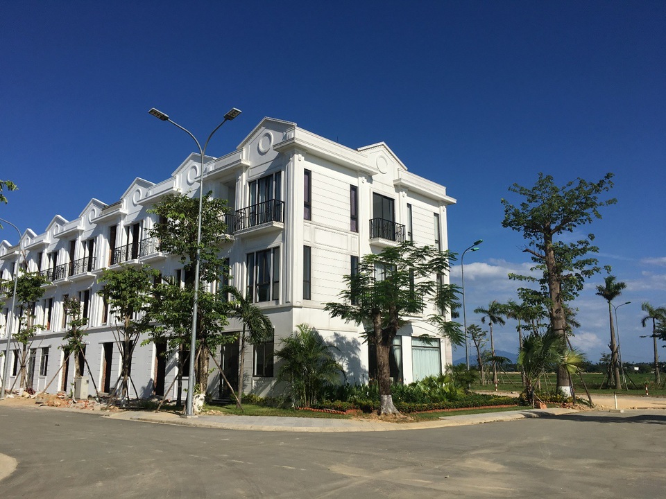 Thông đường 60m KĐT An Vân Dương, bất động sản tại đất vàng cố đô "tăng nhiệt" - 2 Là dự án cao cấp hiếm hoi của Huế mở bán quý III/2018, Apec Royal Park được nhiều nhà đầu tư canh mua ngay từ trước khi mở bán.
