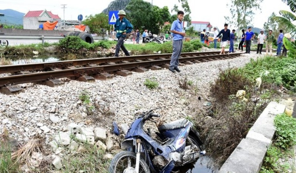 Bị tàu hỏa hất văng 10m, người phụ nữ tử vong thương tâm - 1 Hiện trường vụ tai nạn.