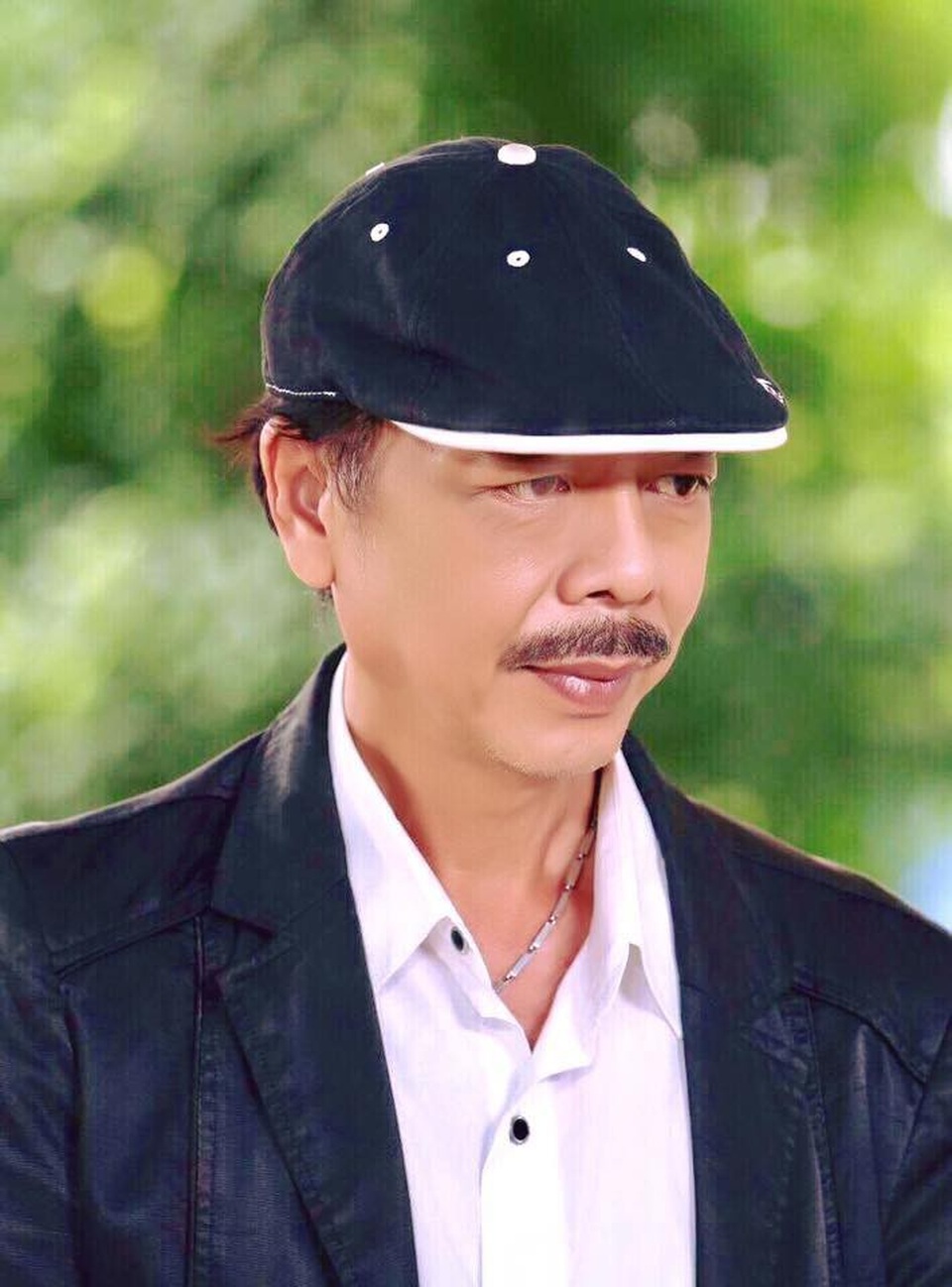 Nghệ sĩ Việt bàng hoàng khi NSƯT Thanh Hoàng đột ngột qua đời - 1 NSƯT Thanh Hoàng sinh năm 1963, là diễn viên thế hệ vàng của sân khấu kịch nói Nam Bộ. Nguyên là Giám đốc sân khấu kịch 5B. Nam nghệ sĩ cũng chính là cha đẻ của kịch bản “Dạ cổ hoài lang” danh tiếng, để lại nhiều dấu ấn sâu sắc với khán giả yêu kịch nói trong và ngoài nước. Ông góp phần không nhỏ trong việc tạo nên những thành công cho sân khấu kịch nói phía Nam và cả nước.