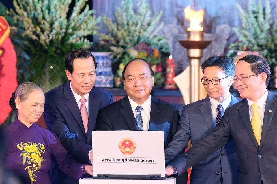 Thủ tướng: Nỗ lực hơn nữa để người có công được tôn vinh xứng đáng - 3 Thủ tướng bấm nút khai trương Cổng thông tin điện tử về liệt sĩ
