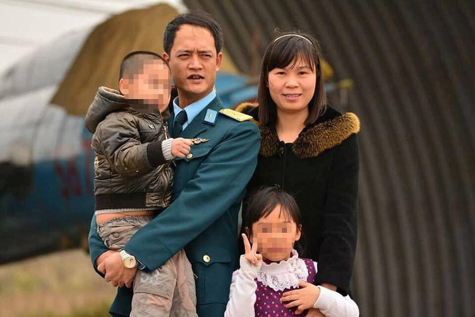 
Trung tá Khuất Mạnh Trí và gia đình riêng. Anh ra đi khi các con còn quá nhỏ. (Ảnh gia đình cung cấp)
