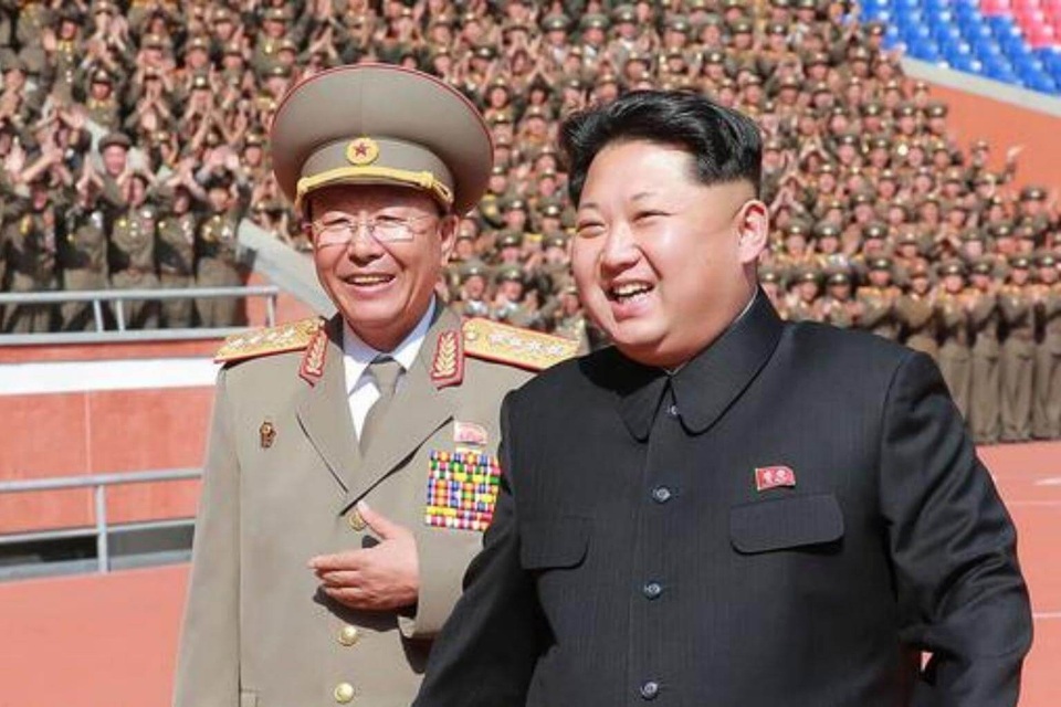 Triều Tiên xác nhận có tổng tham mưu trưởng quân đội mới - 1
Nhà lãnh đạo Triều Tiên Kim Jong-un và Tướng Ri Yong Gil (Ảnh: AFP)